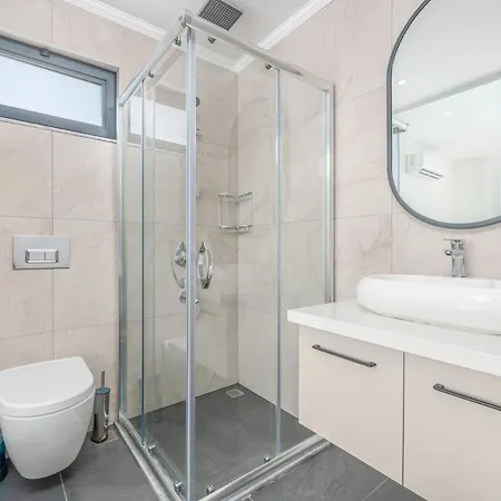 Villa Sleeps 8 With Pool Air Con And Wifi